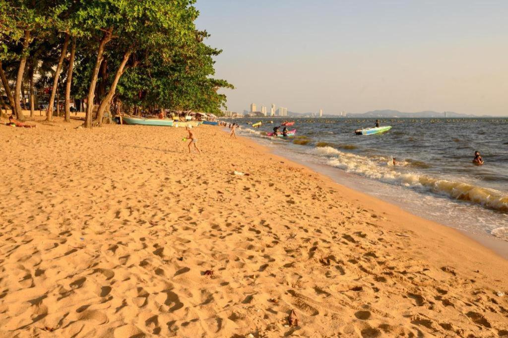 Bay Beach Resort Jomtien Pattaya Exterior photo